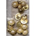 Buttons White Pearl Gold Shank 33 D4057