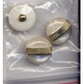 Buttons White Pearl Gold Shank 43 D4115