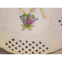 Assiettes décoratives blanche perforées bordure or (3)